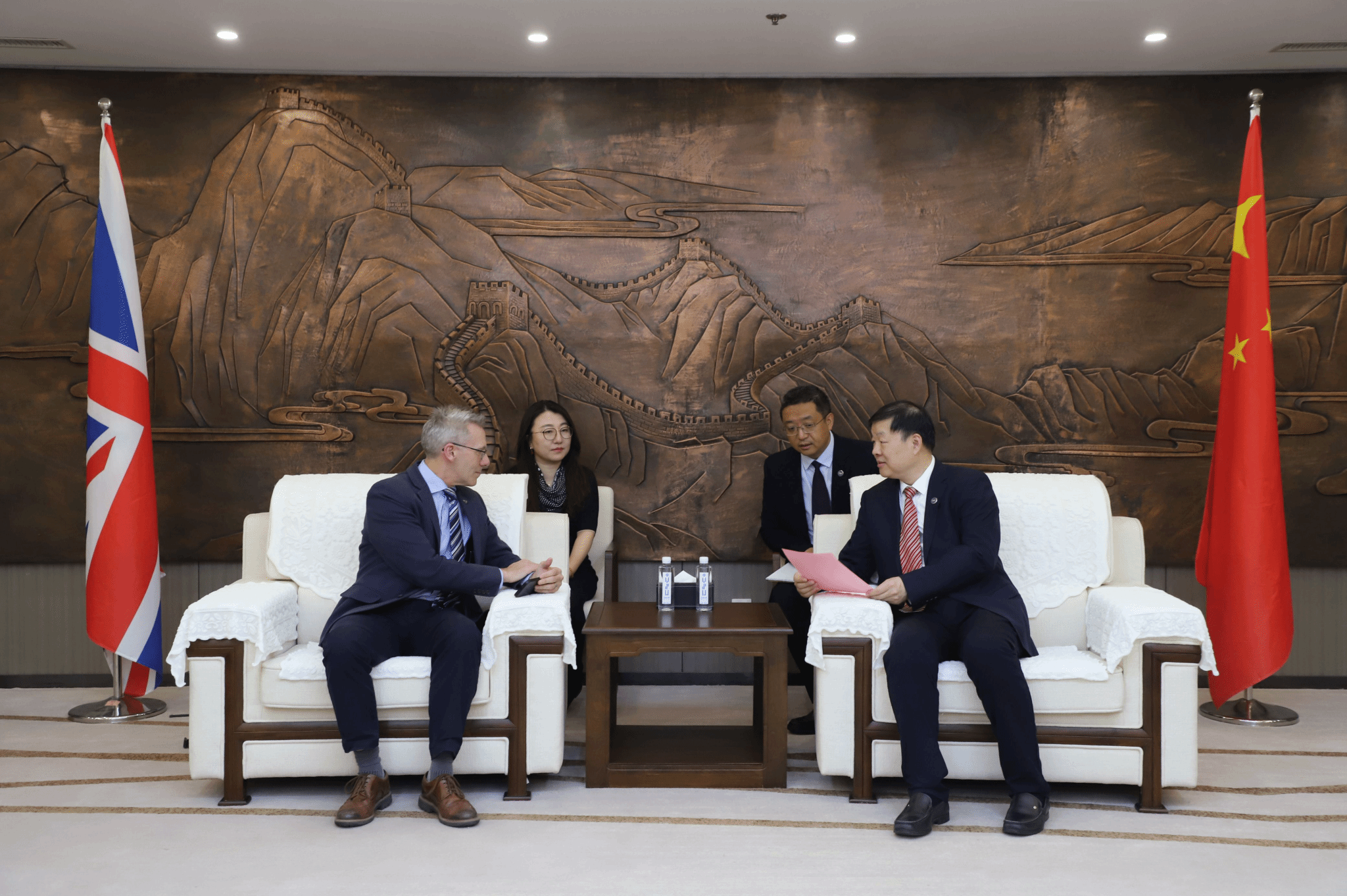 王慧远校长会见英国亚伯大学代表团