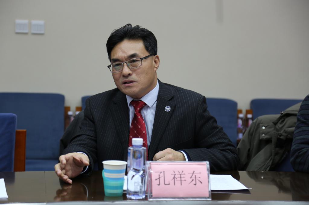 孔祥东主持会议