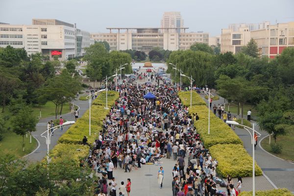 燕山大学的“大四一条街”（组图）