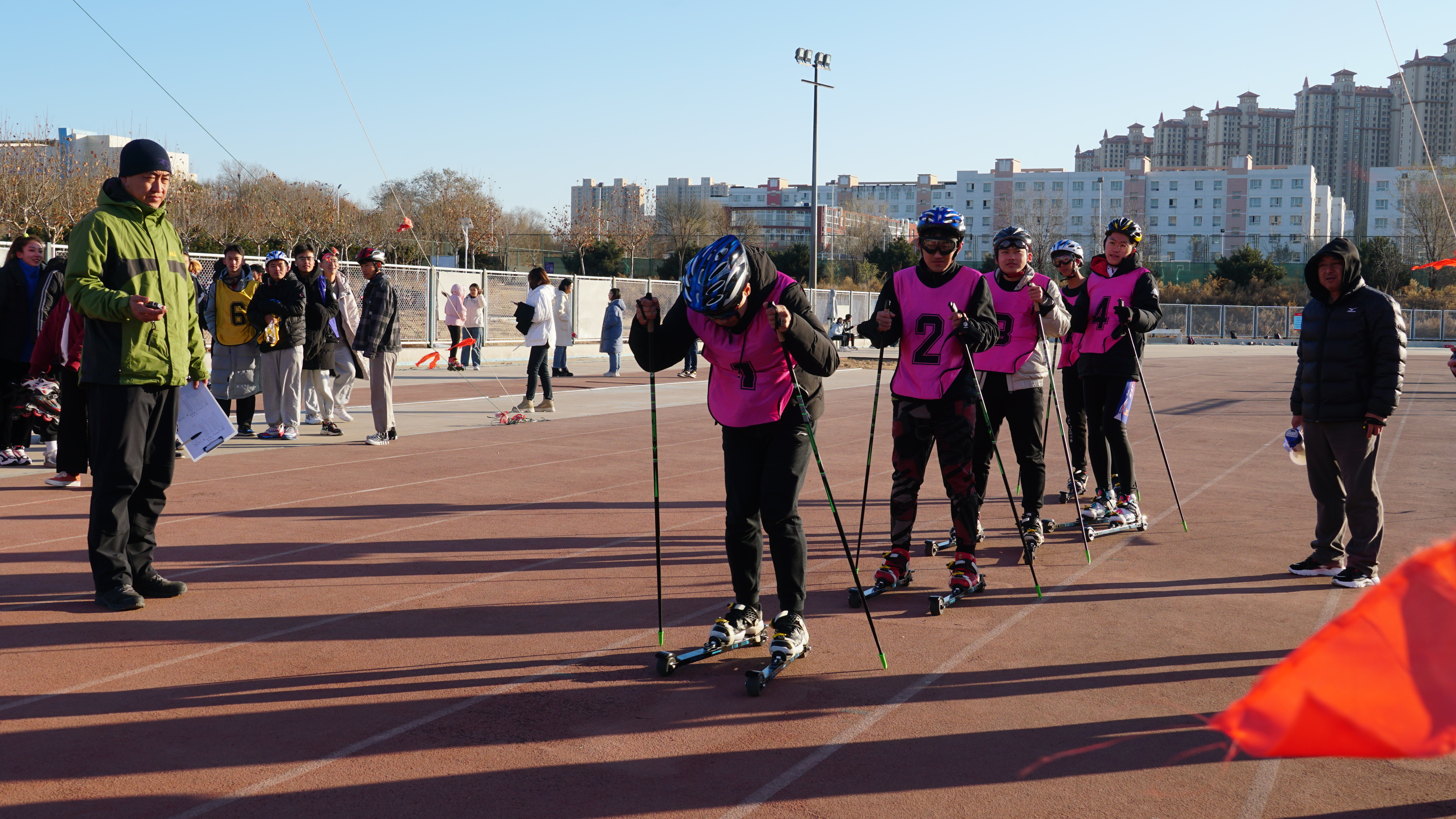 越野滑雪夏季常规训练项目——滑轮运动比赛现场