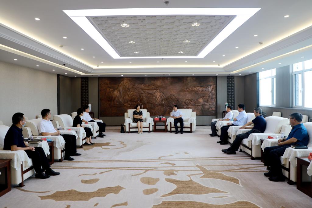 校党委书记赵险峰、校长赵丁选会见阎锡蕴院士