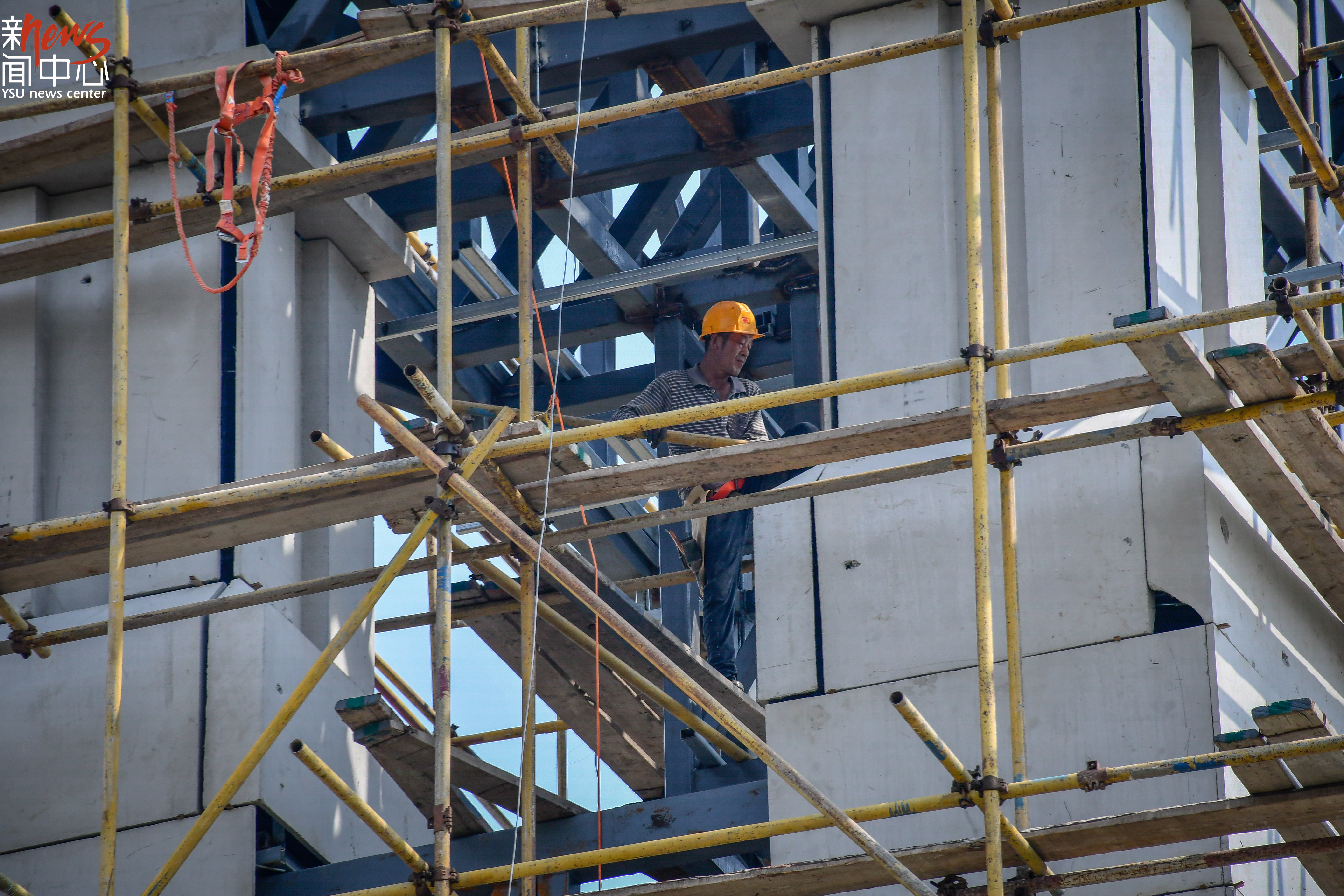 穿梭在脚手架组成的森林里,他们辛苦且专注(吴骁)