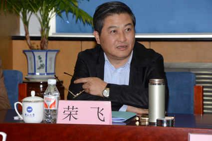石家庄铁道大学副校长荣飞在会上讲话