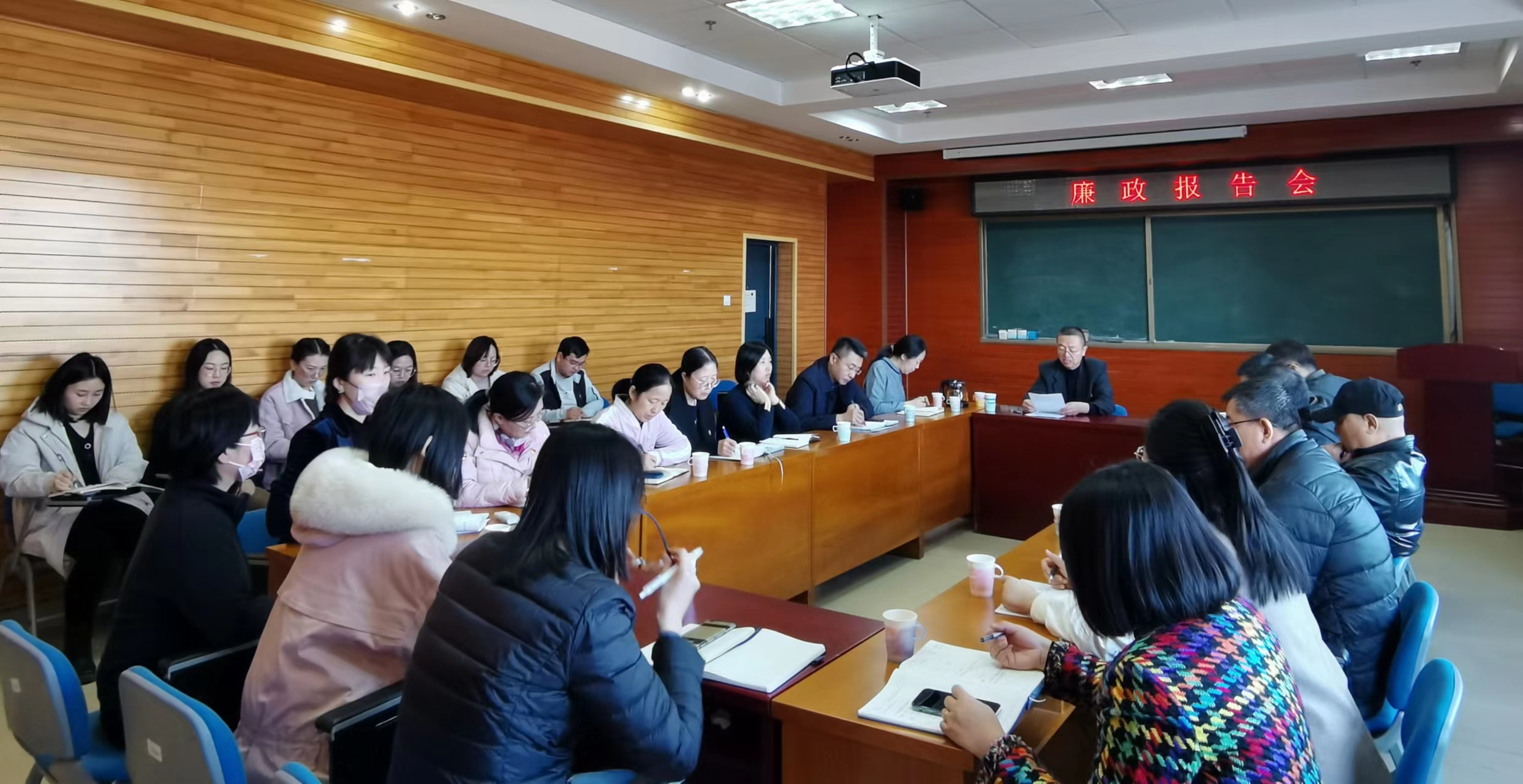 校领导为教务处作廉政教育主题报告