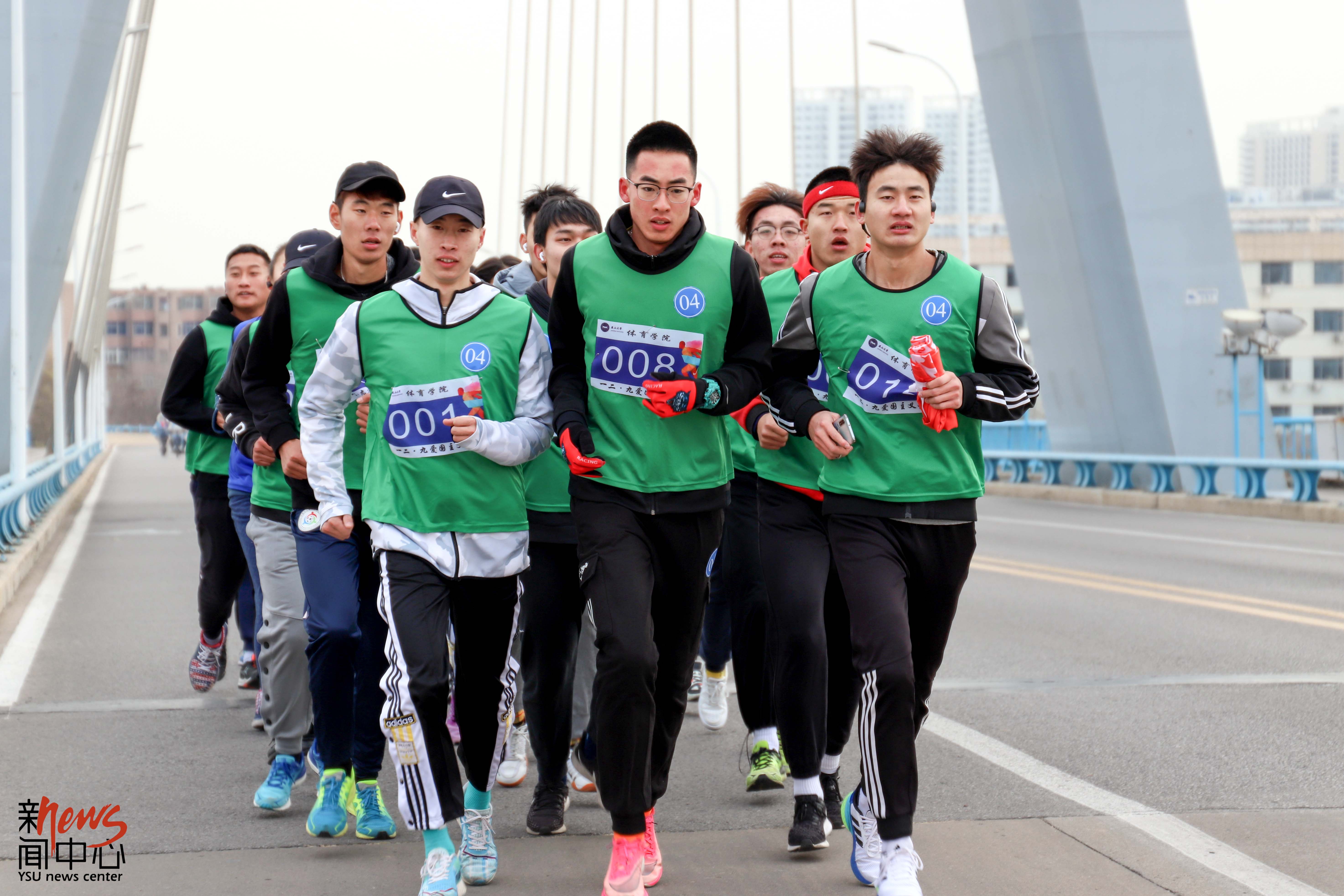 牢记一二·九,接力爱国情——记爱国主义长跑比赛(组图)