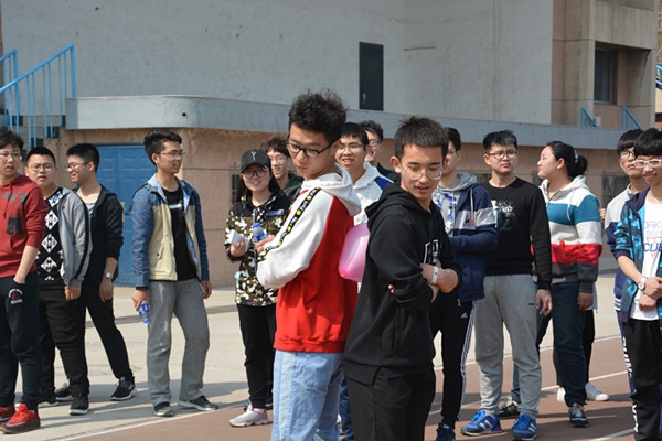 同学们在参加名为“夹气球”的心理素拓活动