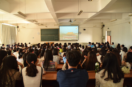 学生在阶梯教室观看实况