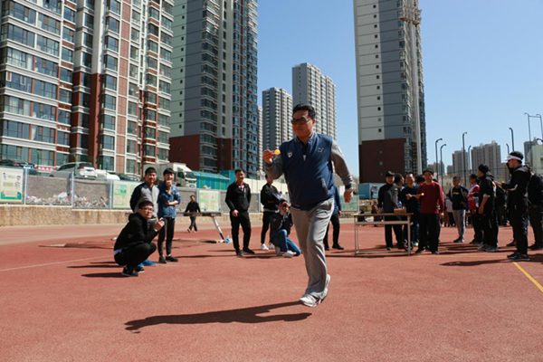 师生共同完成运球帷幄比赛(以上照片由机械工程学院提供)