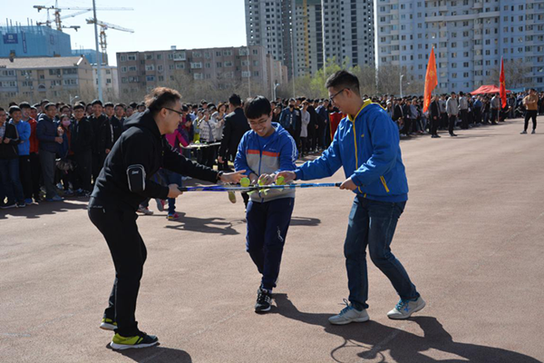 师生共同完成托球跑比赛