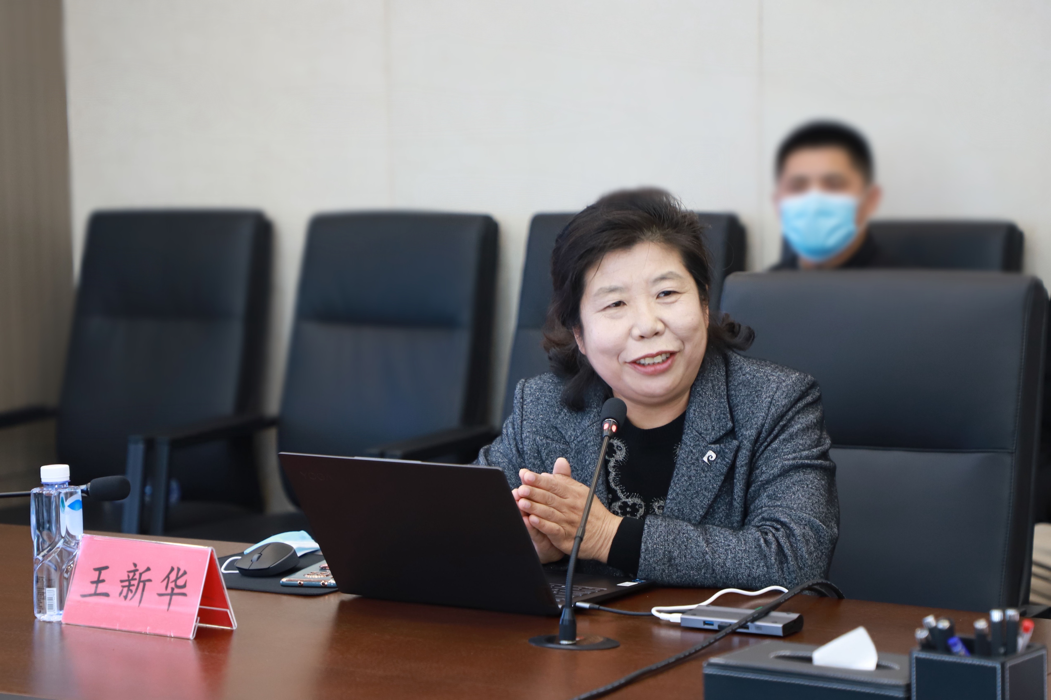 王新华作专题辅导