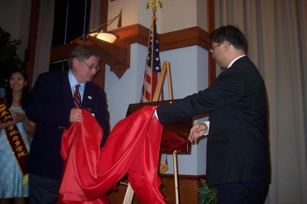 刘宏民校长和美国托力多大学校长Jacobs 校长共同为燕山大学海外汉语教学中心（托力多学院）揭牌