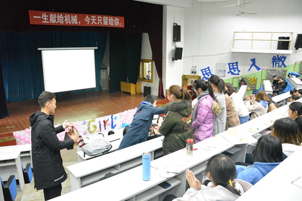 男生在给女生发放小礼物